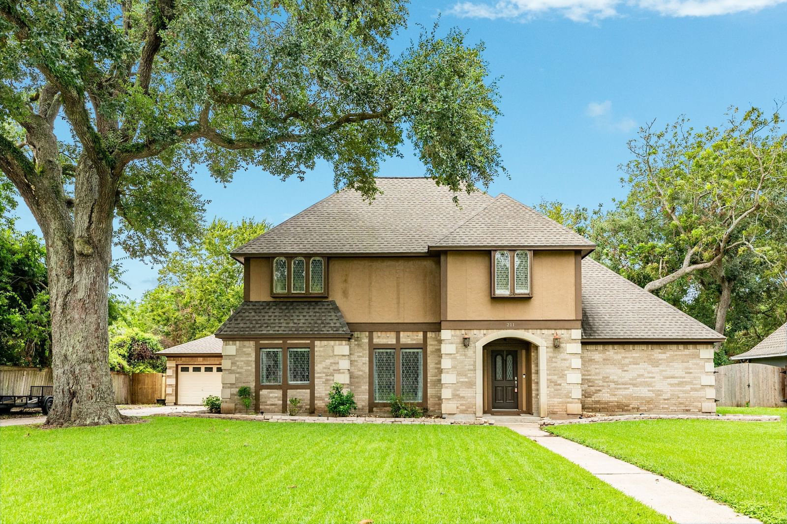 Real estate property located at 211 Huckleberry, Brazoria, Oak Forest Lake Jackson, Lake Jackson, TX, US