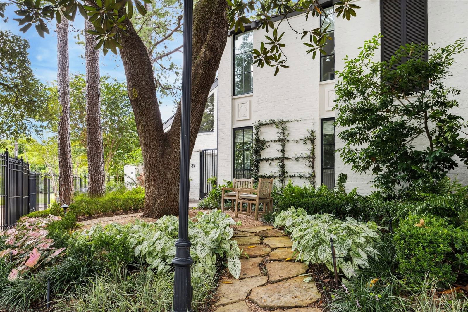 Real estate property located at 10 Briar Hollow #87, Harris, Raintree Place Site 14, Houston, TX, US