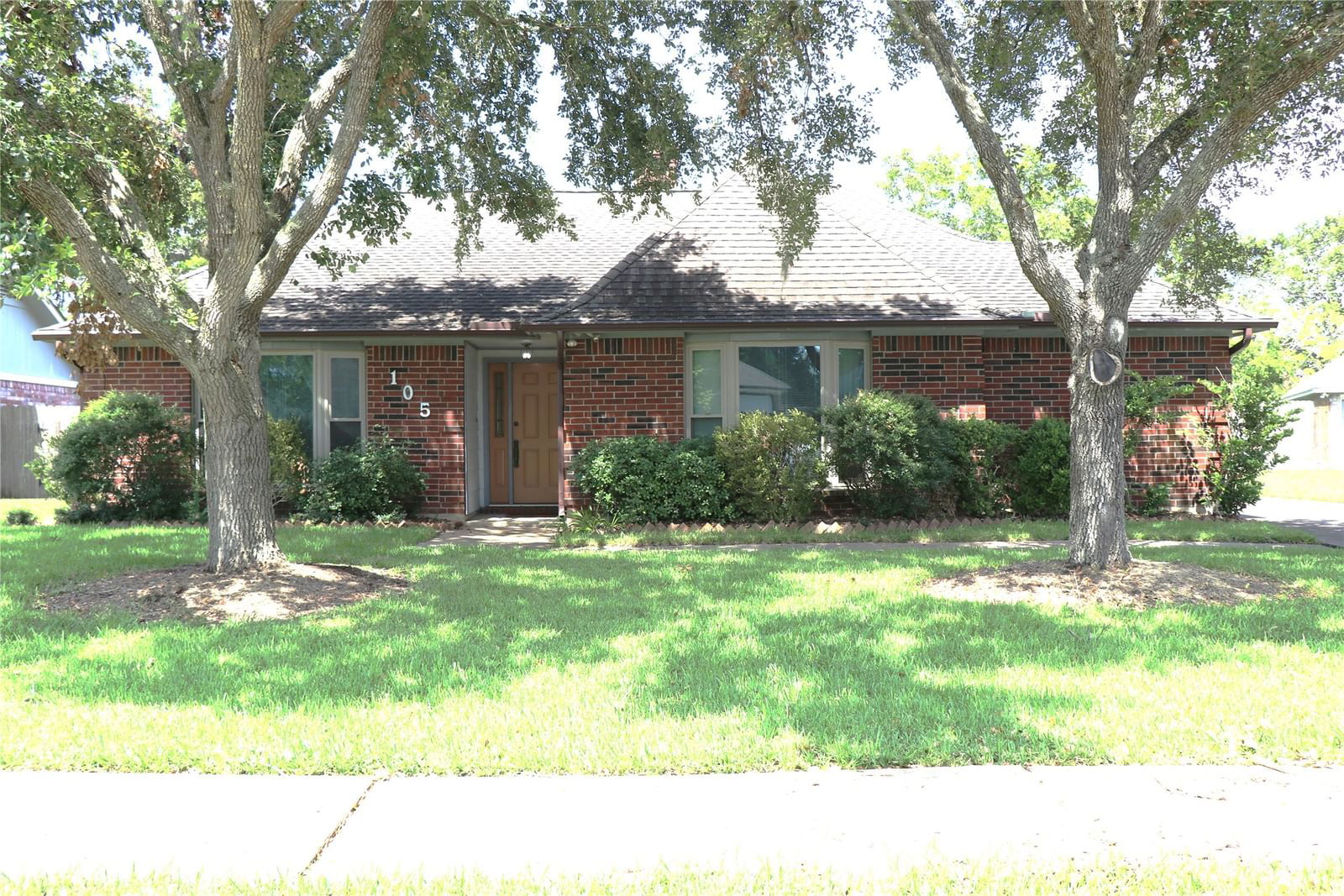 Real estate property located at 105 Scarlet Oak, Brazoria, Yaupon Place Sec. 1, Lake Jackson, TX, US