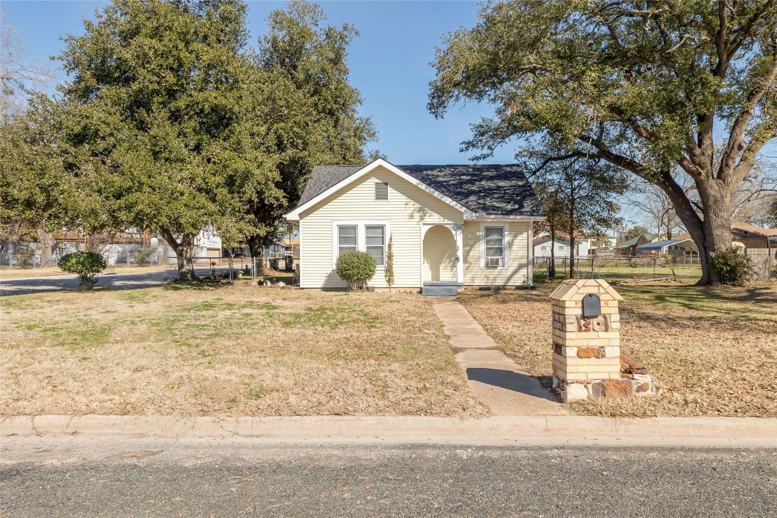 Real estate property located at 1301 Cedar, Robertson, Brady Add, Hearne, TX, US