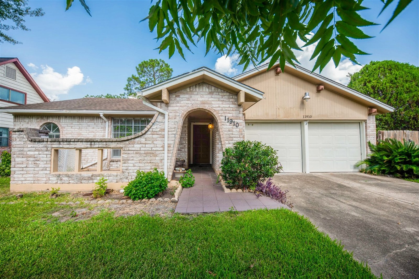 Real estate property located at 11910 Meadowtrail, Fort Bend, Meadows Place, TX, US