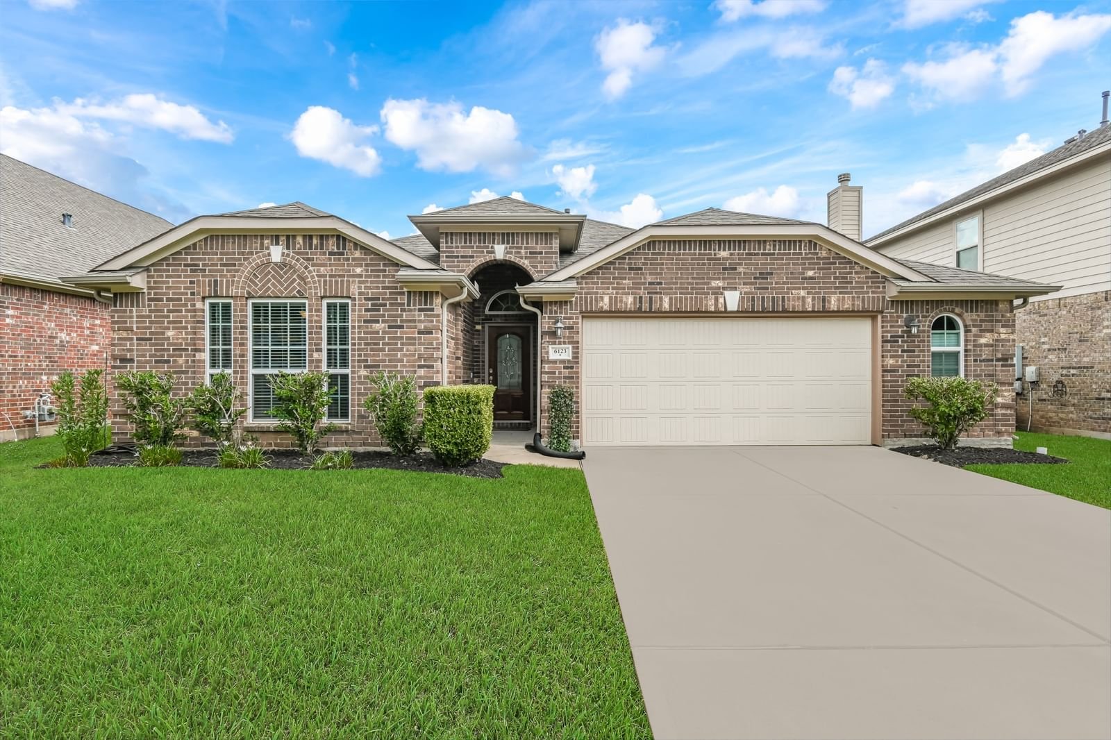 Real estate property located at 6123 Miramont, Fort Bend, Kingdom Heights Sec 1, Rosenberg, TX, US