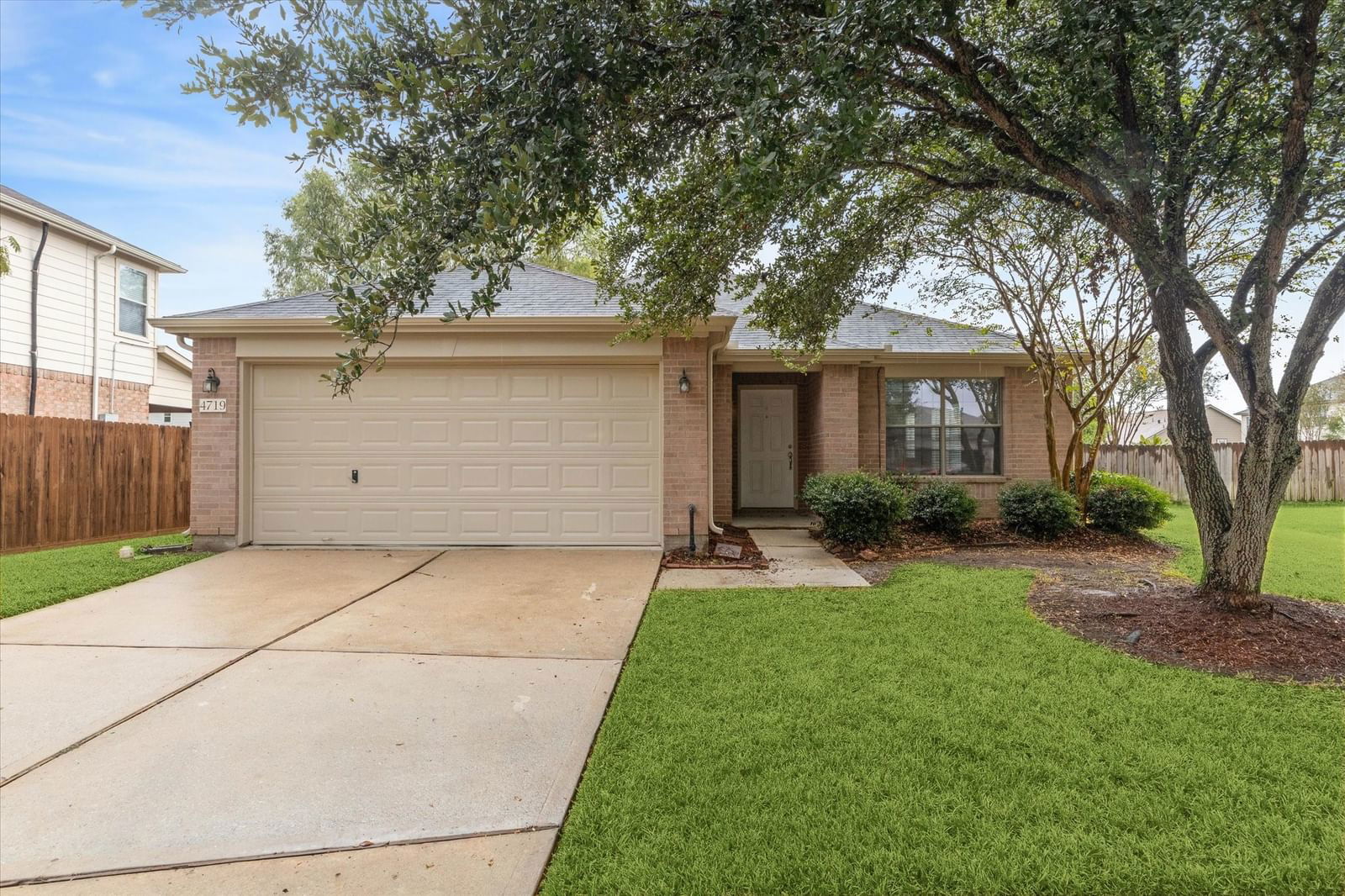 Real estate property located at 4719 Silver Spruce, Harris, Heritage Park, Friendswood, TX, US