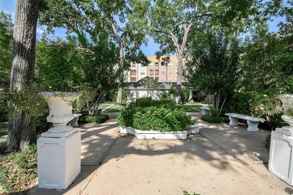 Real estate property located at 2600 Bellefontaine D19, Harris, Barclay Condo Ph 02, Houston, TX, US