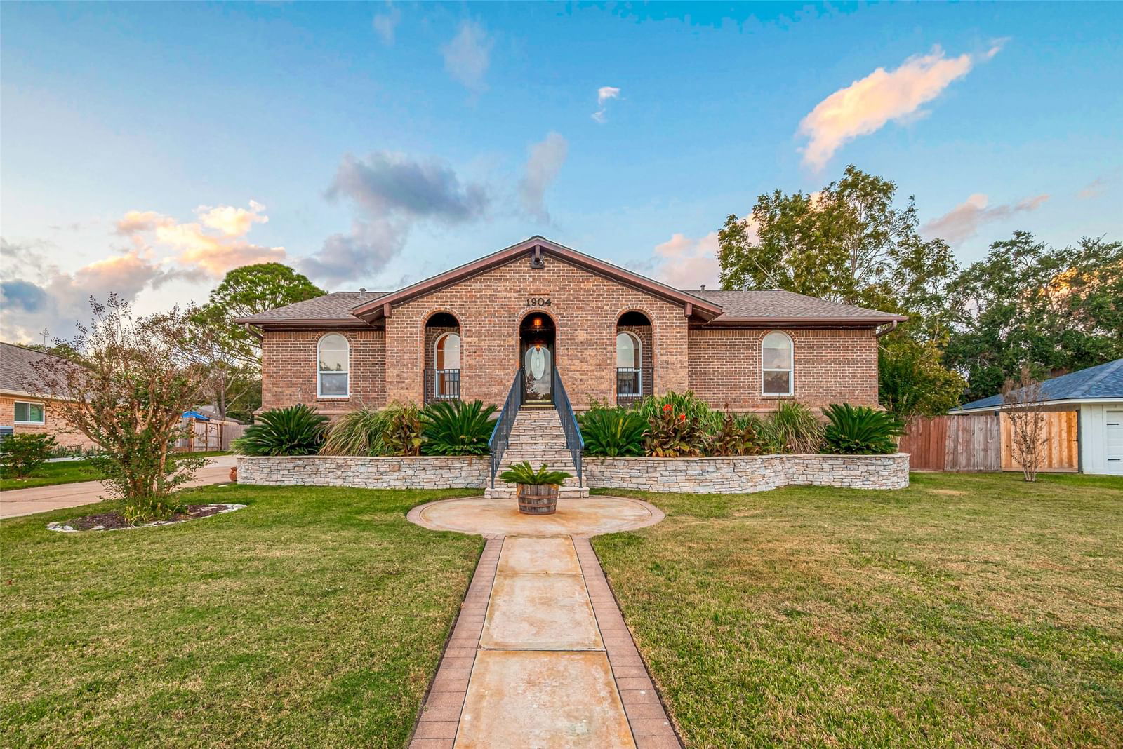 Real estate property located at 1904 Acacia, Galveston, Clear Creek Village Sec 5, League City, TX, US