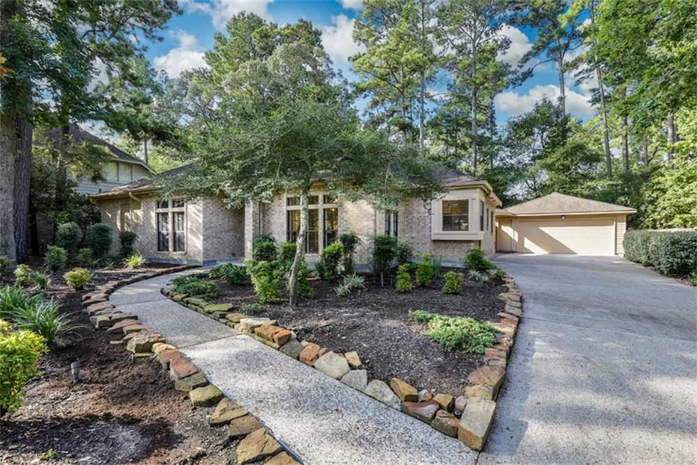 Real estate property located at 10 Silent Brook, Montgomery, The Woodlands, TX, US