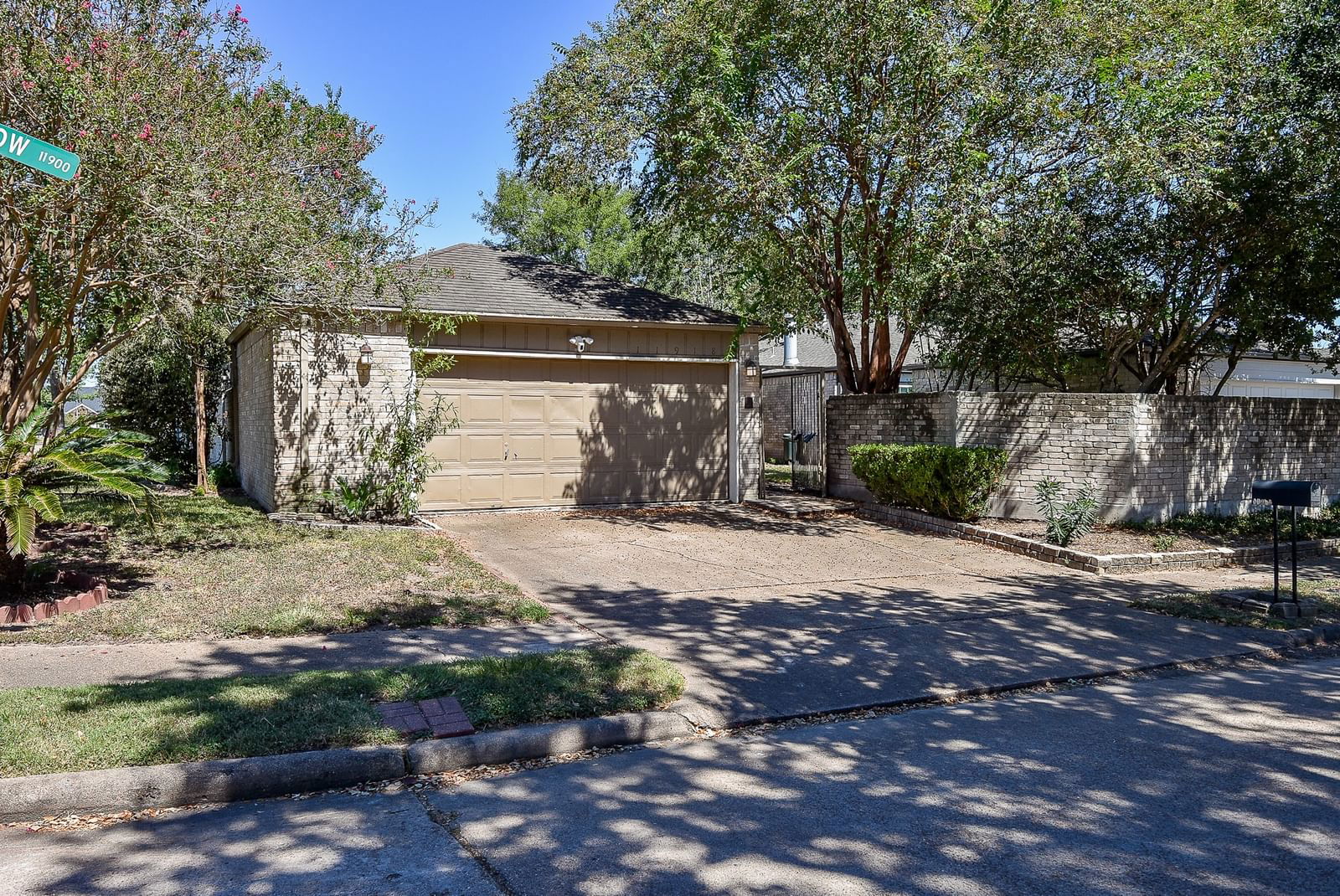 Real estate property located at 11918 Fairhollow, Harris, Spring Meadows Sec 01, Houston, TX, US