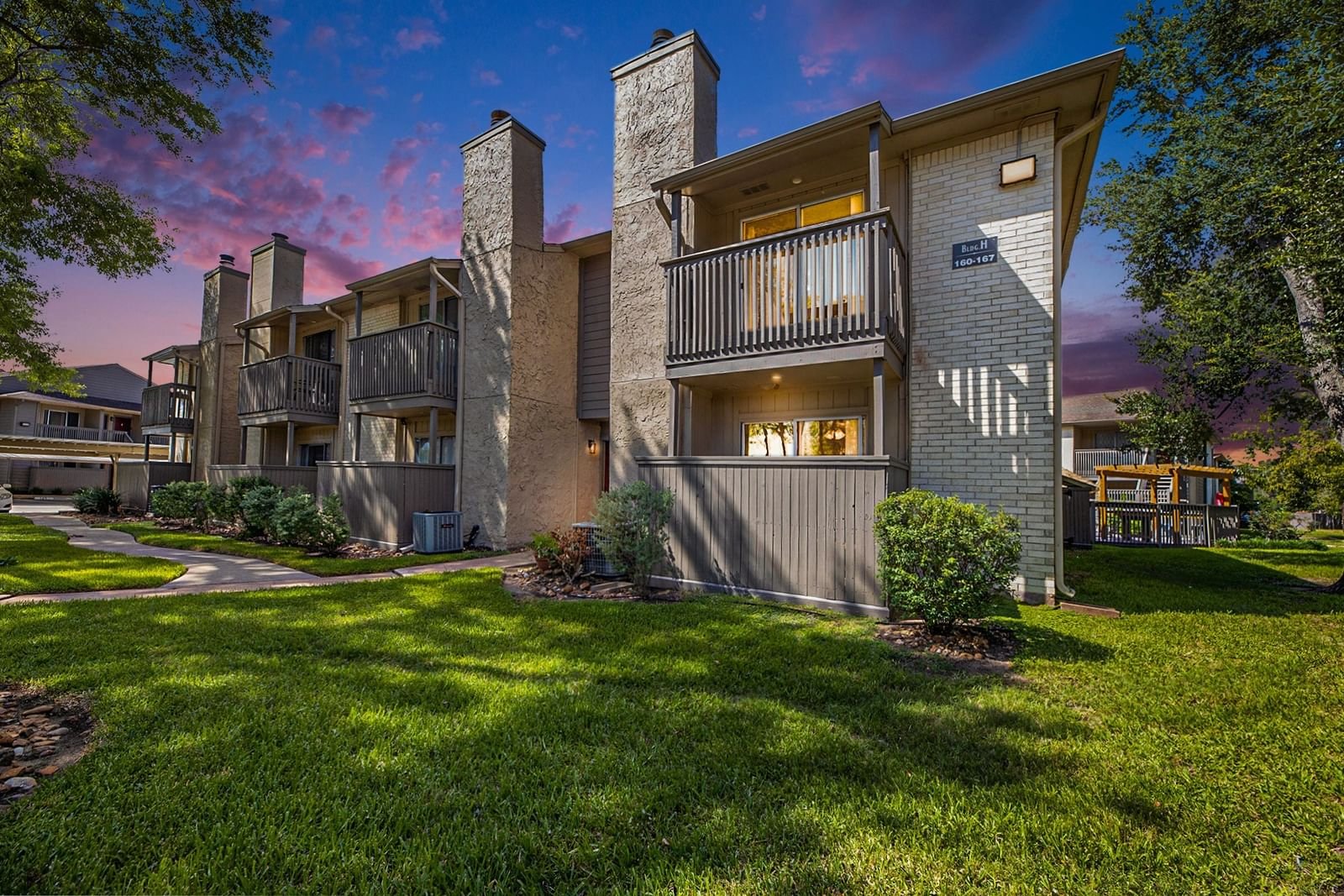 Real estate property located at 1900 Bay Area H-160, Harris, University Trace Condo, Houston, TX, US