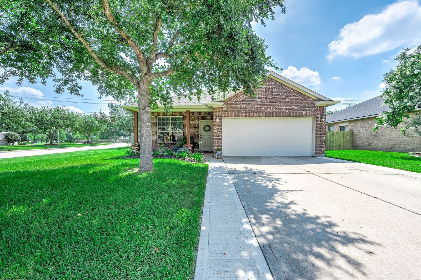 Real estate property located at 2001 Plum Falls, Brazoria, Village Grove Sec 1, Pearland, TX, US