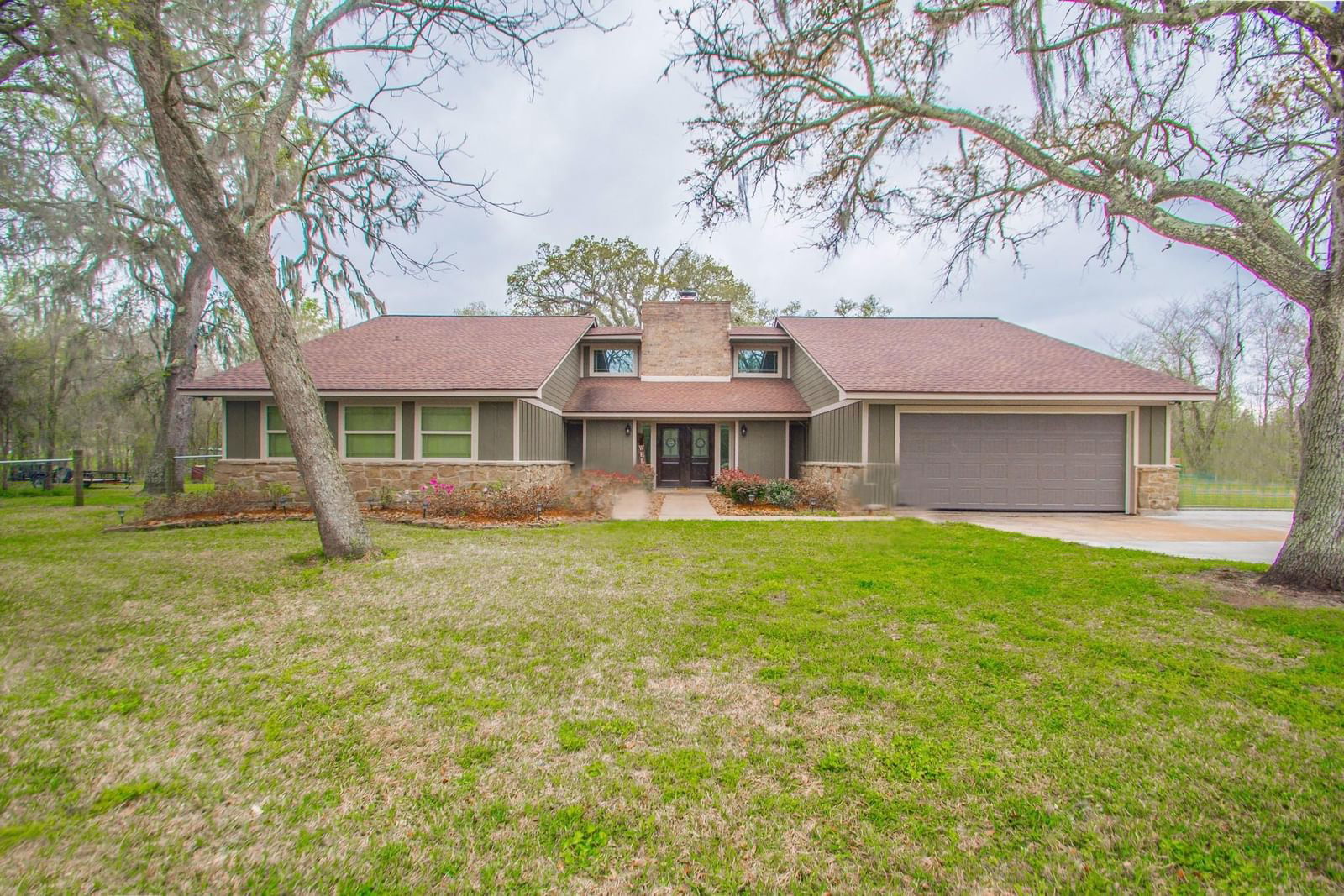 Real estate property located at 208 Country, Brazoria, Oakwood Creek Estates, Angleton, TX, US