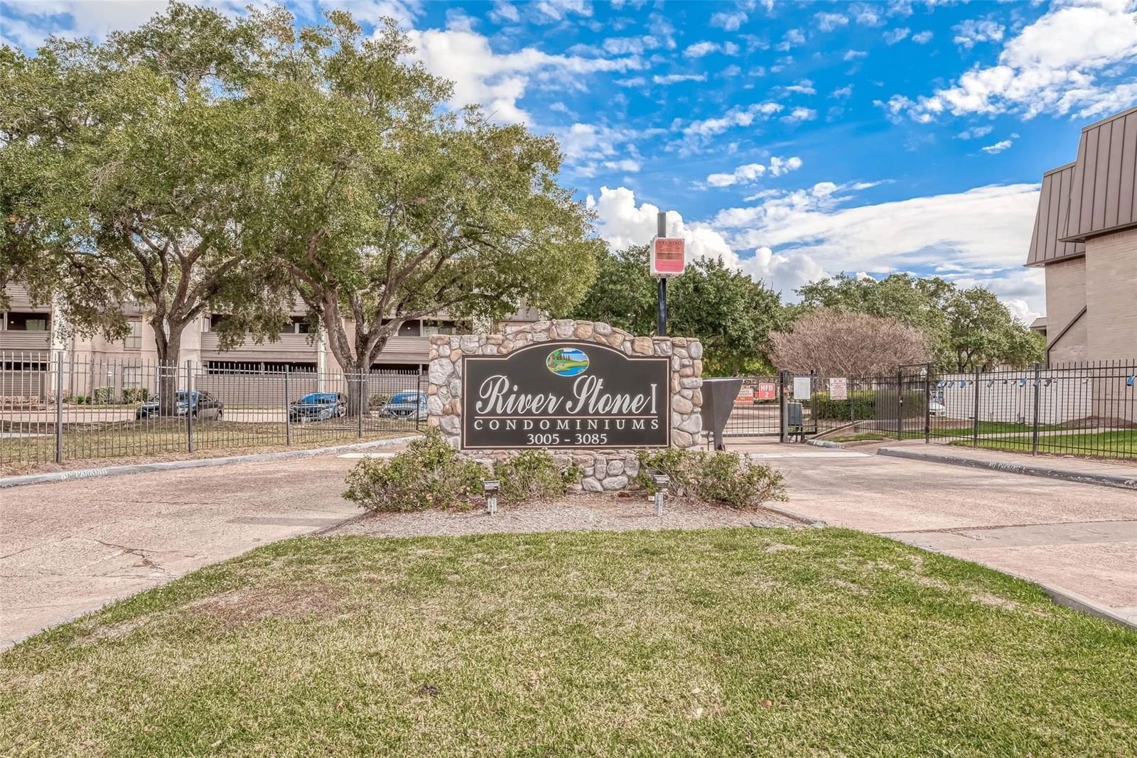 Real estate property located at 3075 Walnut Bend #23, Harris, River Stone Condo Ph 01, Houston, TX, US