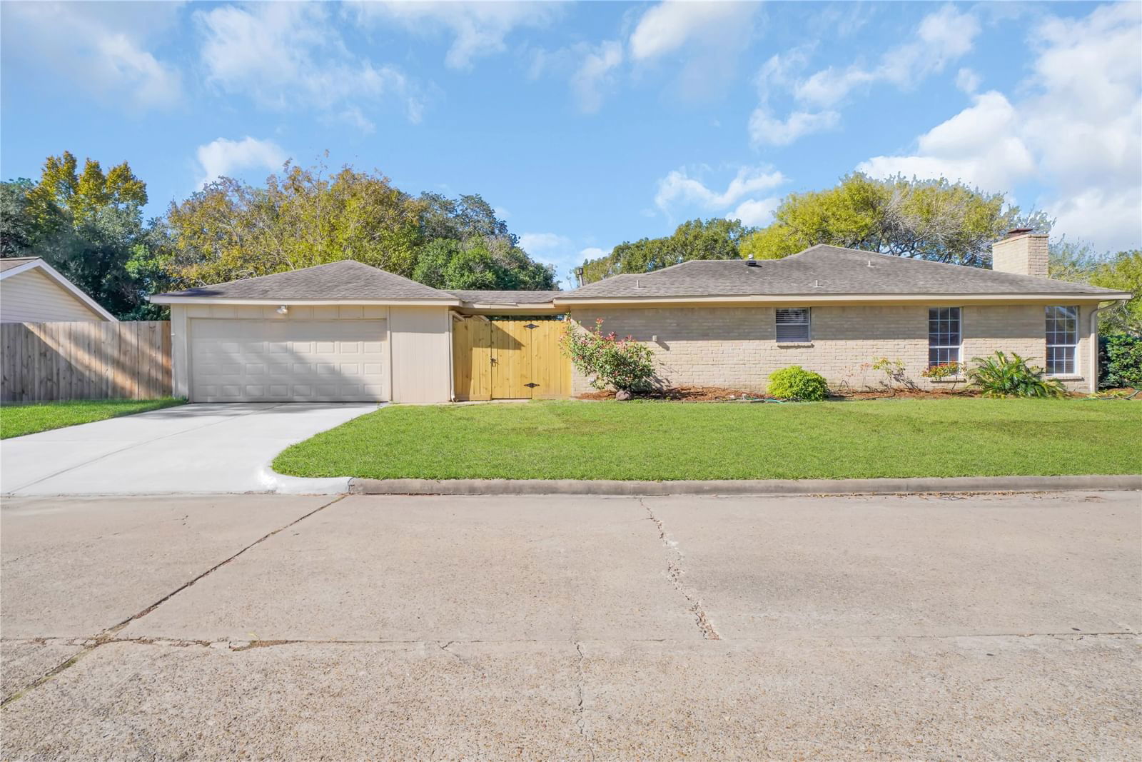 Real estate property located at 13903 Briar Place, Harris, Briar Village Sec 04, Houston, TX, US