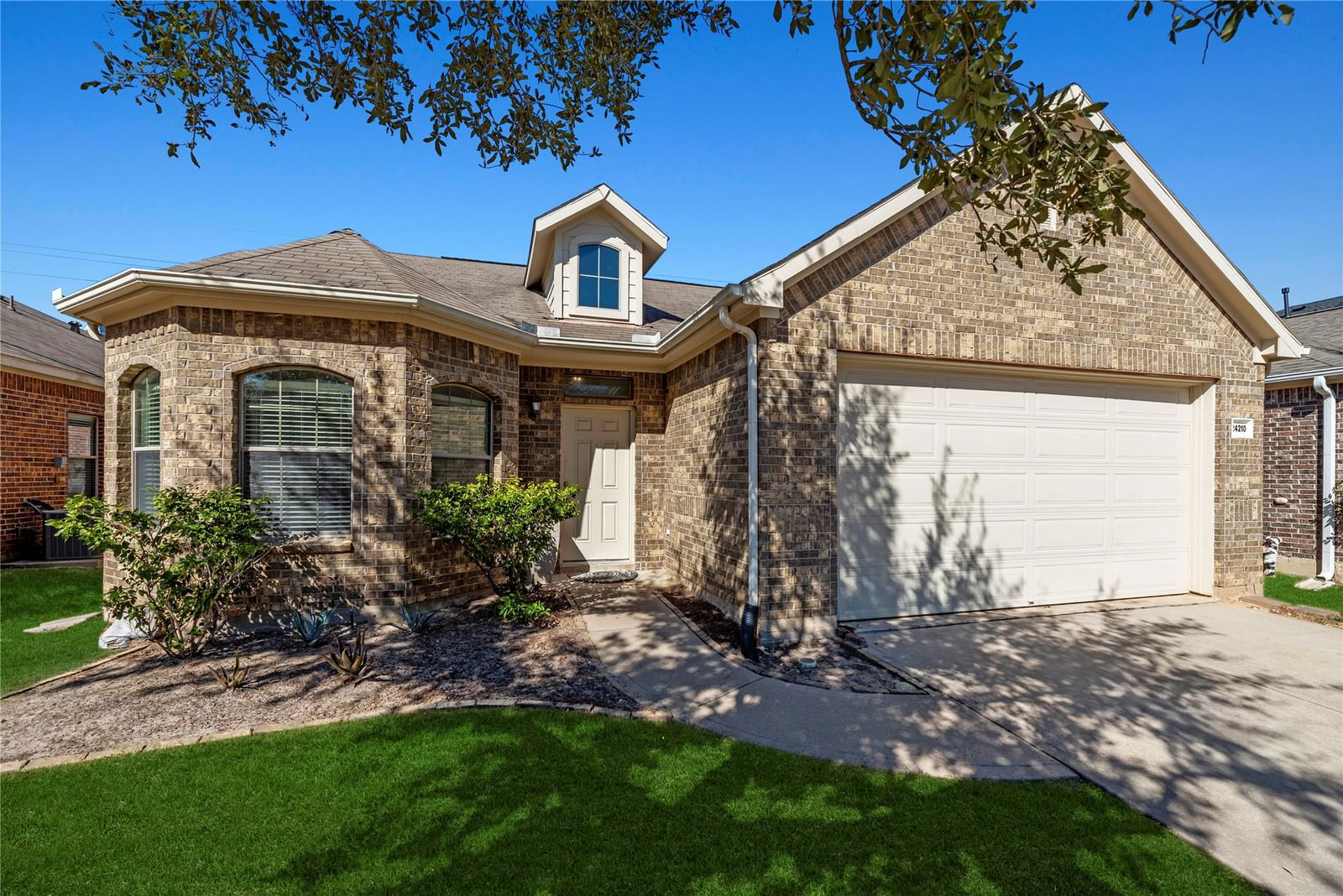 Real estate property located at 24210 Courtland Oaks, Harris, Lakes/Grand Harbor, Katy, TX, US