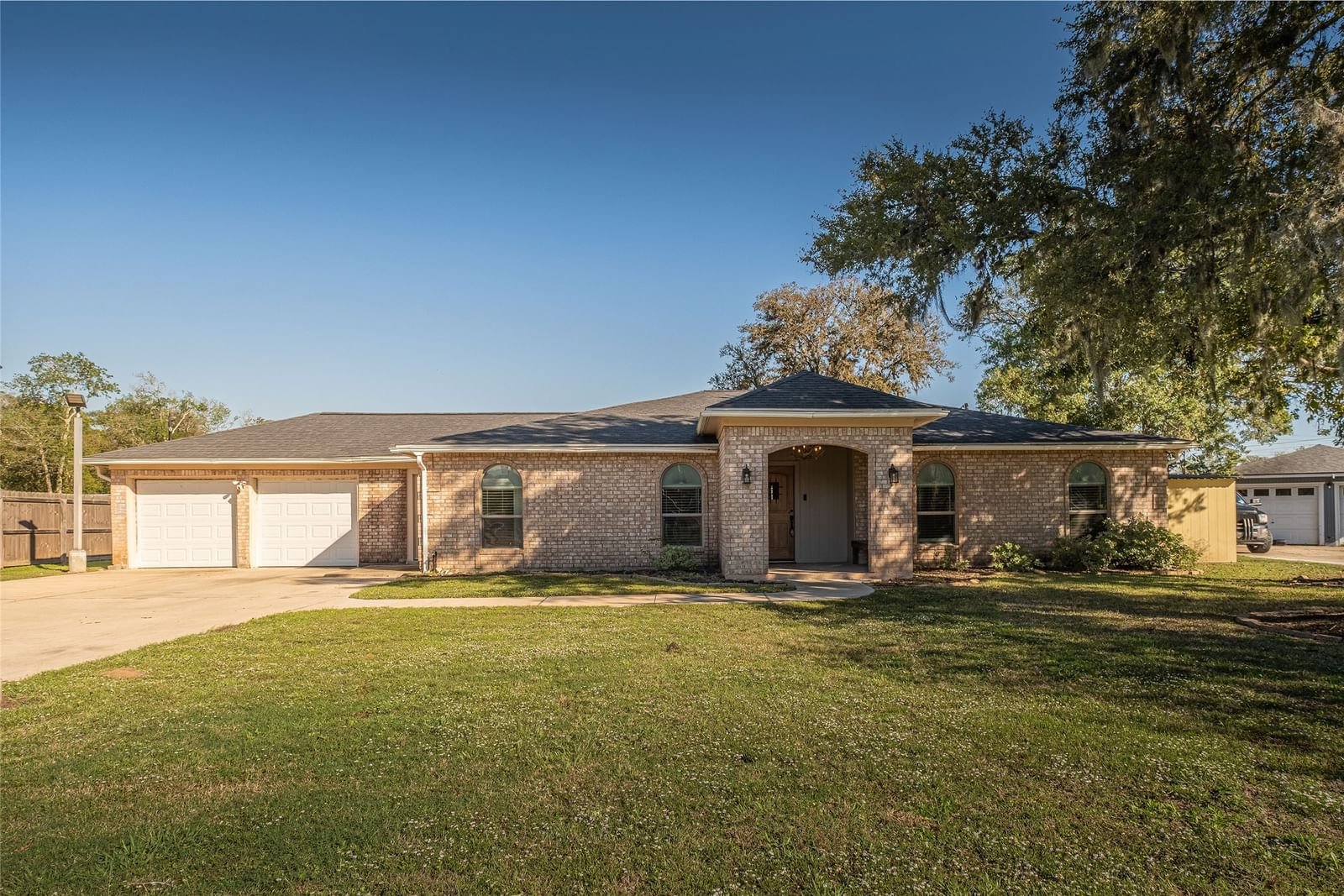 Real estate property located at 16 Hollychase, Brazoria, Sherwood Forest, Clute, TX, US