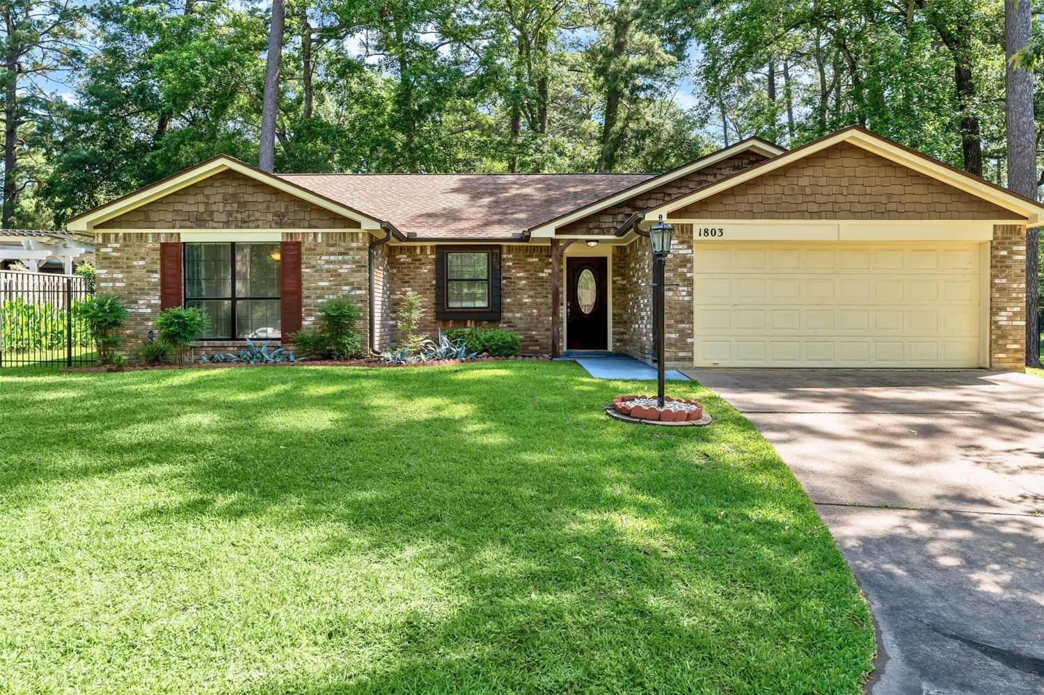 Real estate property located at 1803 Green Briar, Walker, Elkins Lake, Huntsville, TX, US