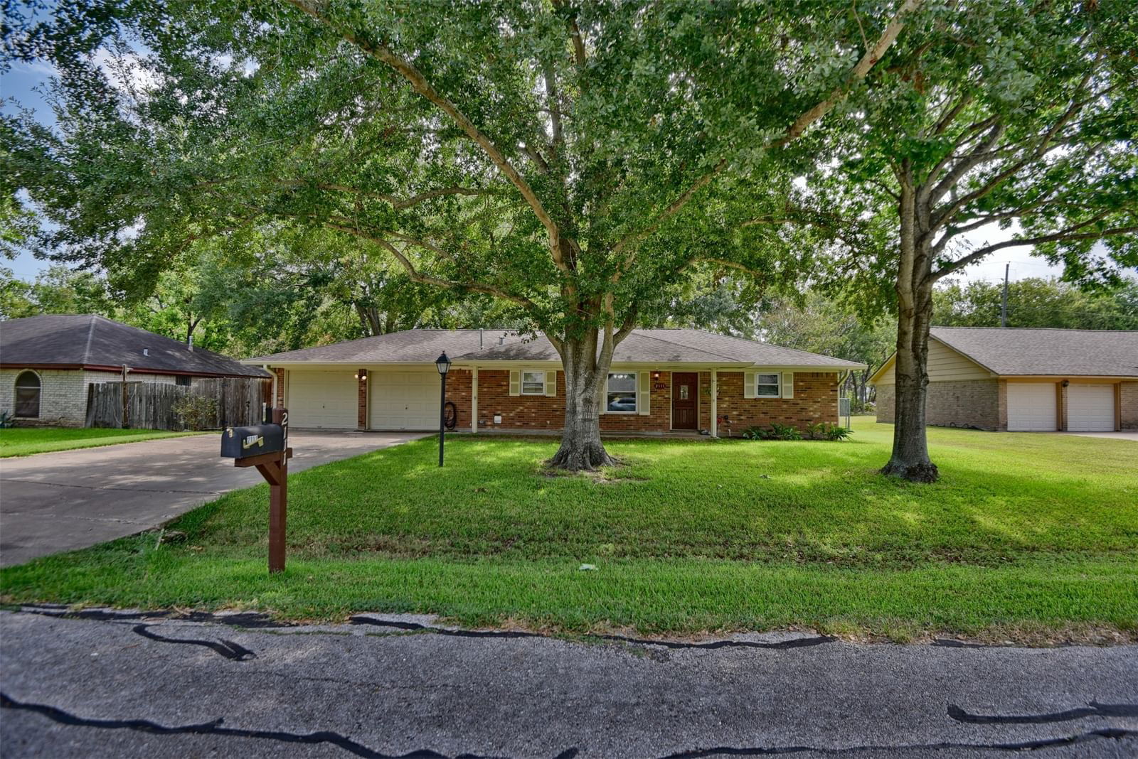 Real estate property located at 2111 Crestwood, Fort Bend, Clairmont Acres, Richmond, TX, US