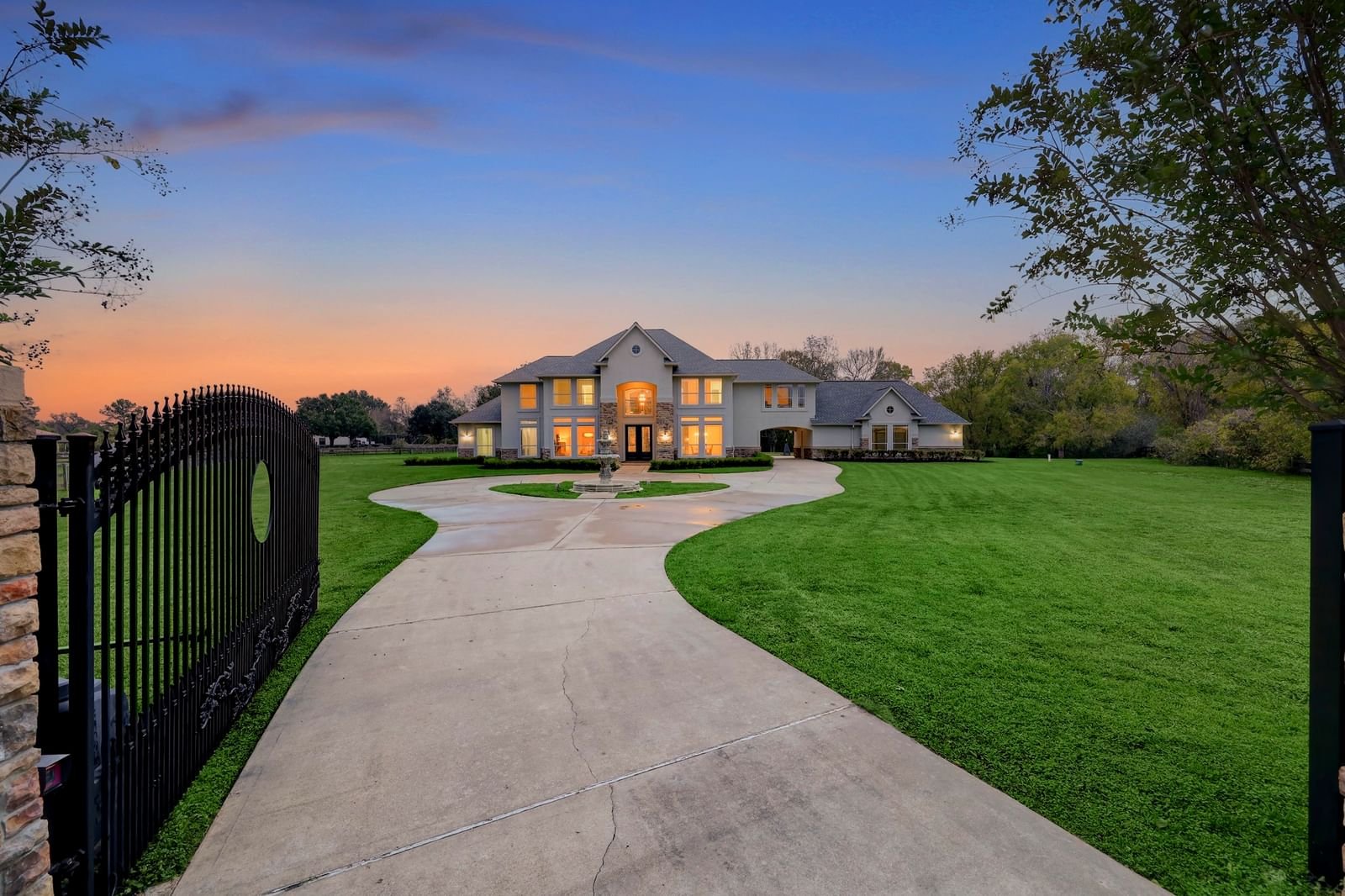 Real estate property located at 1402 RIVER CLIFF, Fort Bend, Grand River Sec 1, Richmond, TX, US