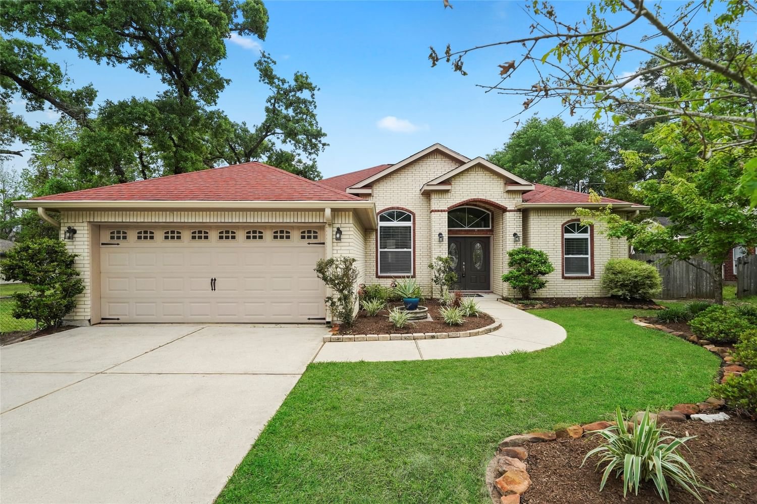 Real estate property located at 521 Tallow, Montgomery, Lake Chateau Woods 03, Conroe, TX, US