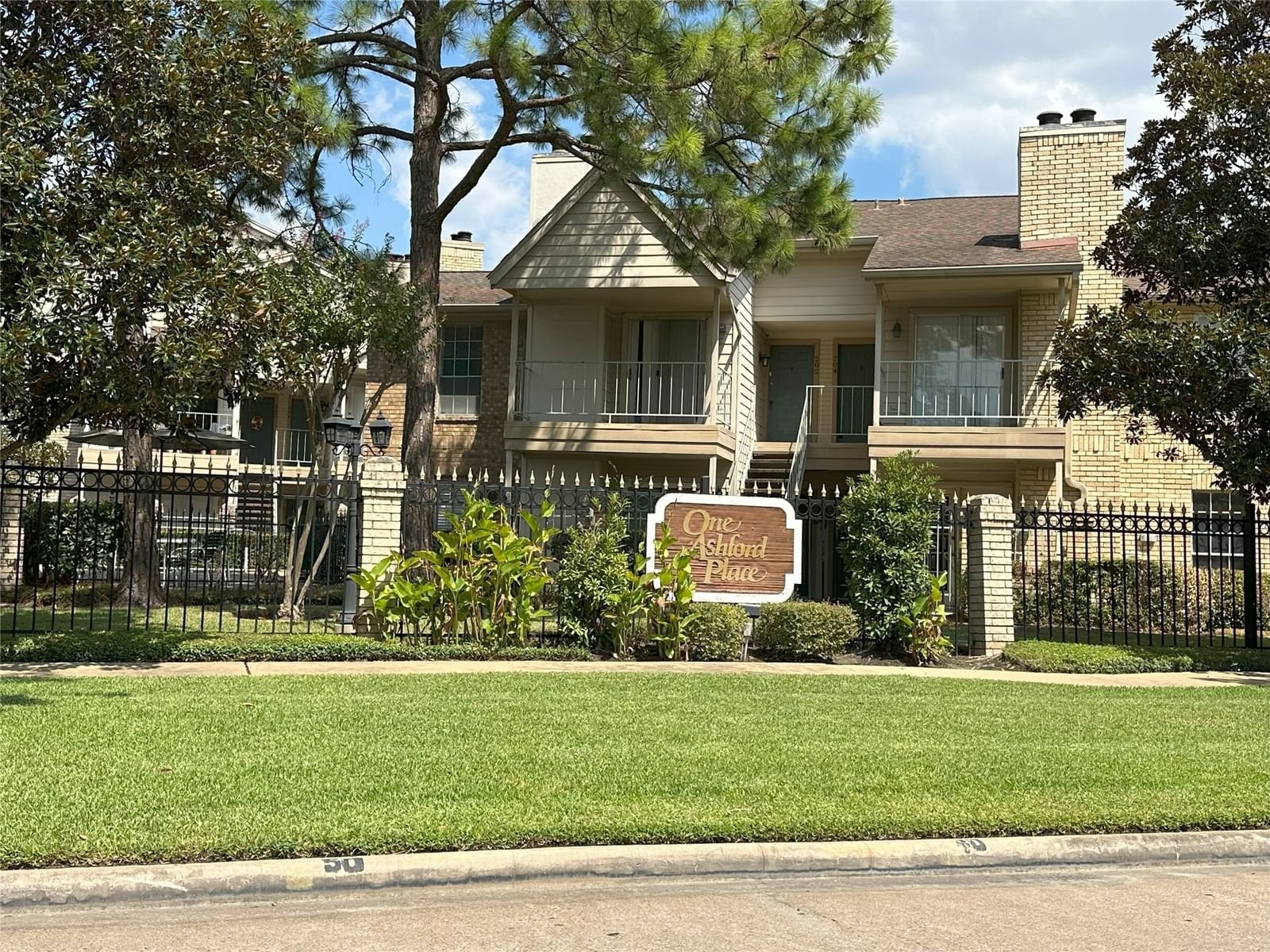Real estate property located at 12550 Whittington #301, Harris, One Ashford Place Condo, Houston, TX, US