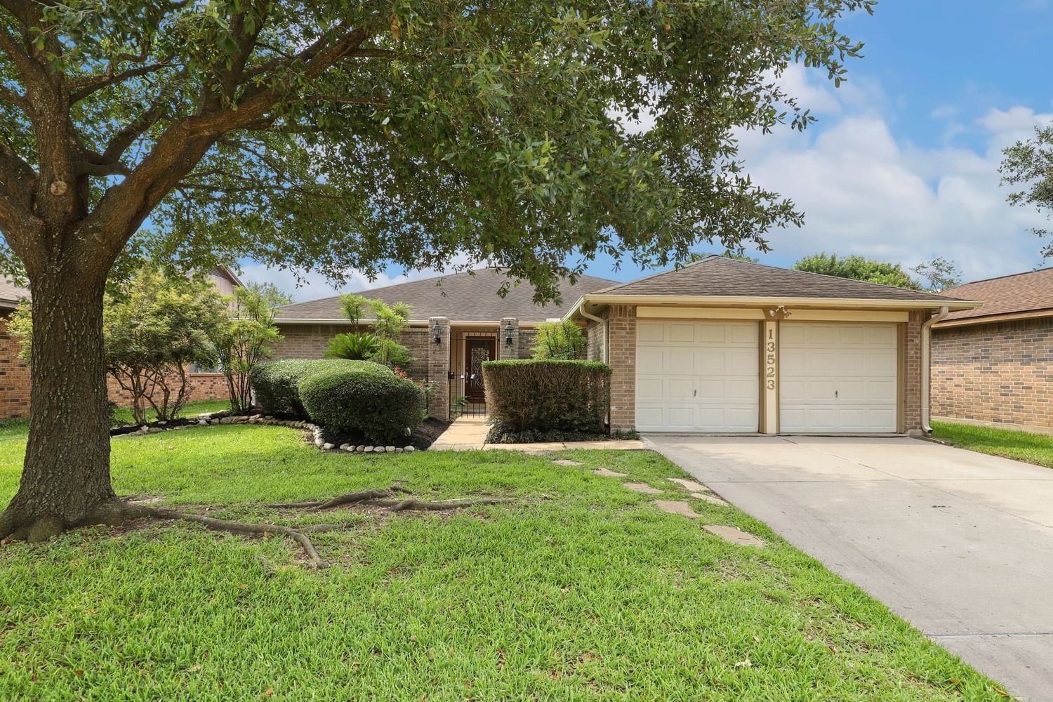 Real estate property located at 13523 Wimbledon Oaks, Harris, Oak Cliff Place, Houston, TX, US