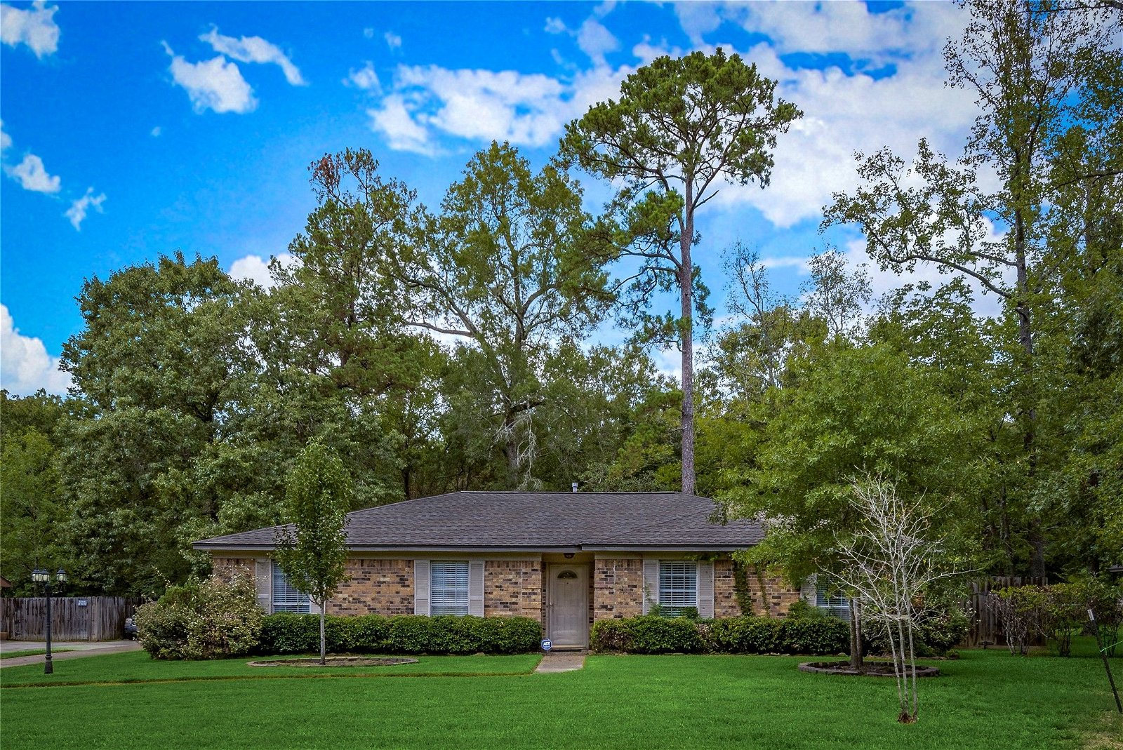 Real estate property located at 2211 Silver Oaks, Montgomery, New Caney, TX, US
