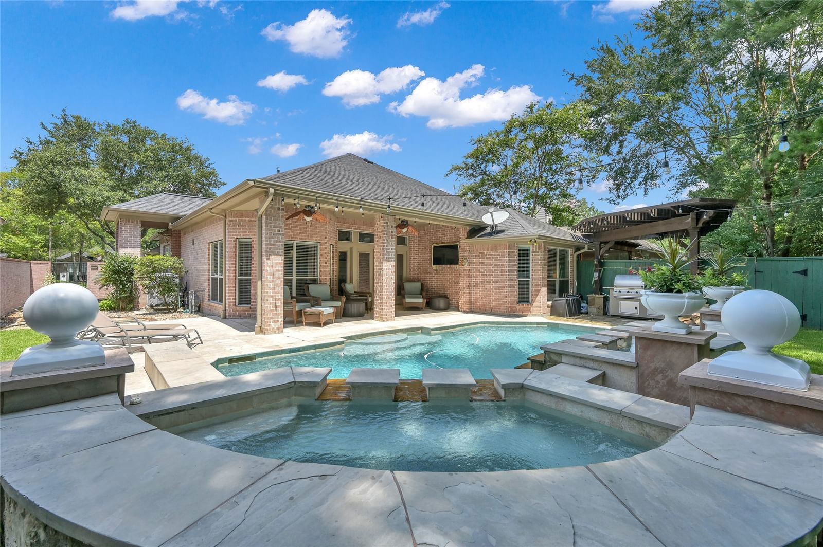 Real estate property located at 10 Manorcliff, Montgomery, Wdlnds Village Alden Br 63, The Woodlands, TX, US