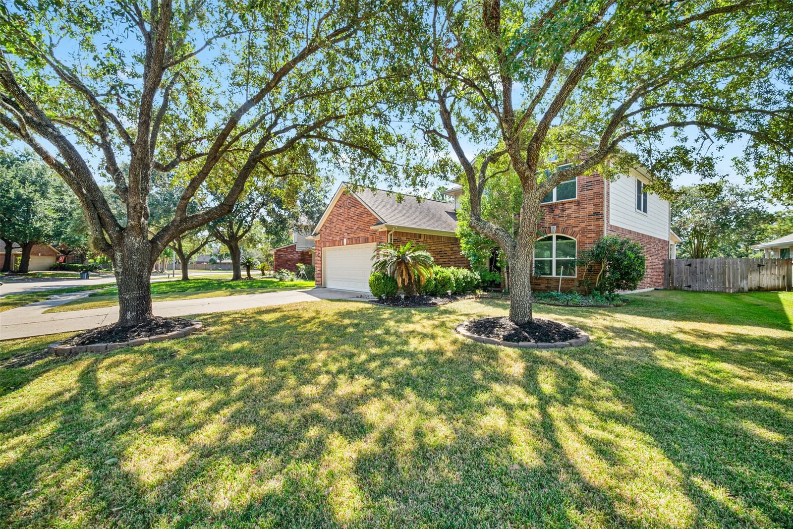 Real estate property located at 2015 Misty Falls Ln, Fort Bend, Pecan Lakes Sec 3, Richmond, TX, US