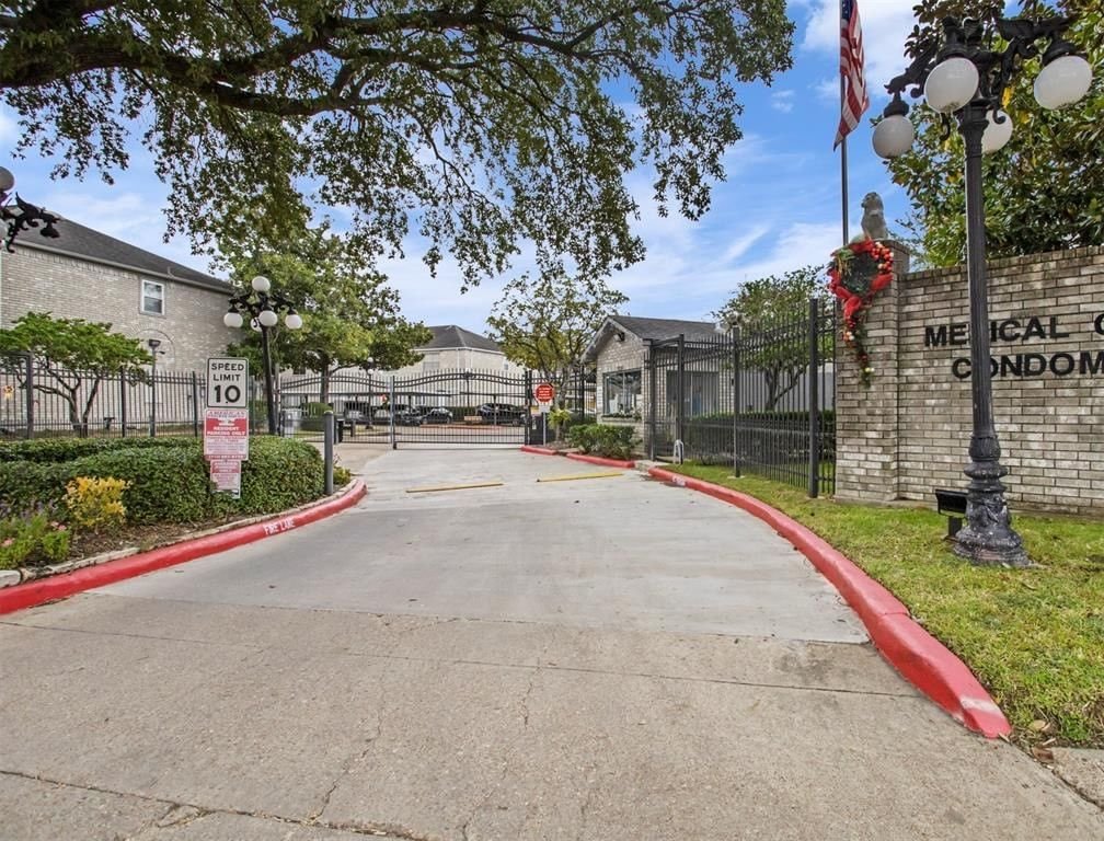 Real estate property located at 7721 Cambridge, Harris, Medical Center Th Condo 01amen, Houston, TX, US