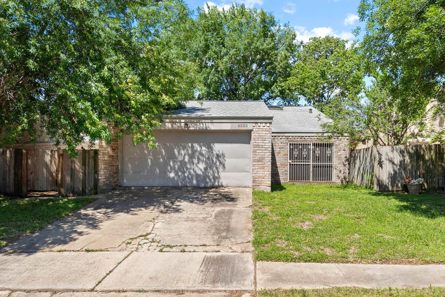 Real estate property located at 6330 Coachwood, Harris, Southwood Place Sec 03, Houston, TX, US