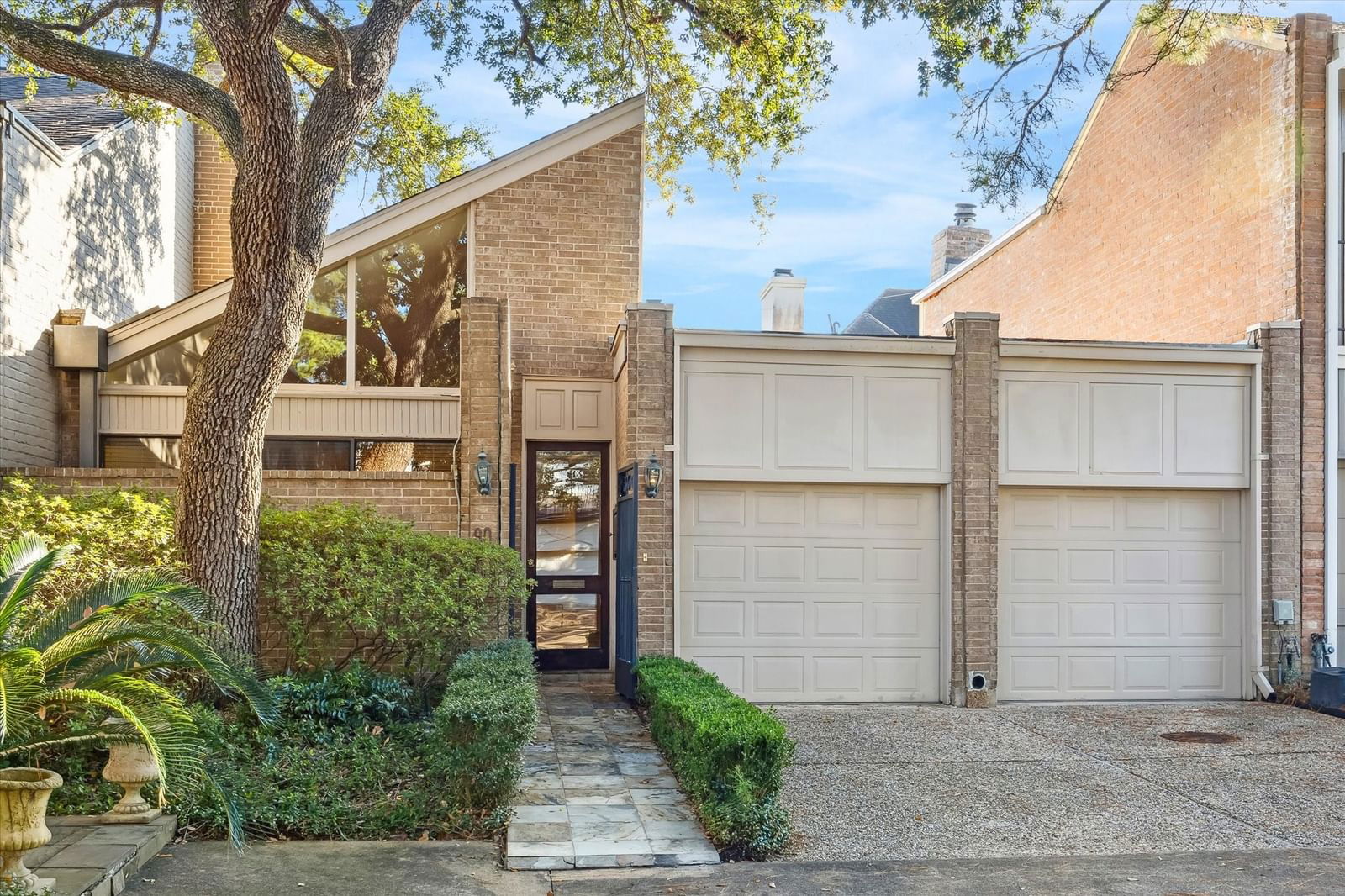 Real estate property located at 10 Briar Hollow #90, Harris, Raintree Place, Houston, TX, US