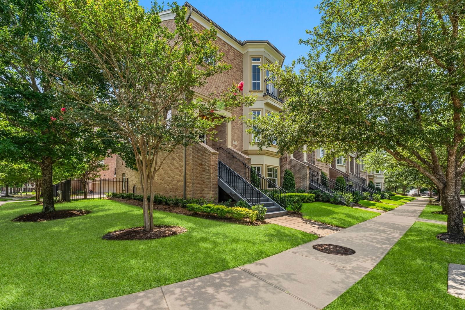 Real estate property located at 3 Colonial Row, Montgomery, Park Place Brownstones, The Woodlands, TX, US