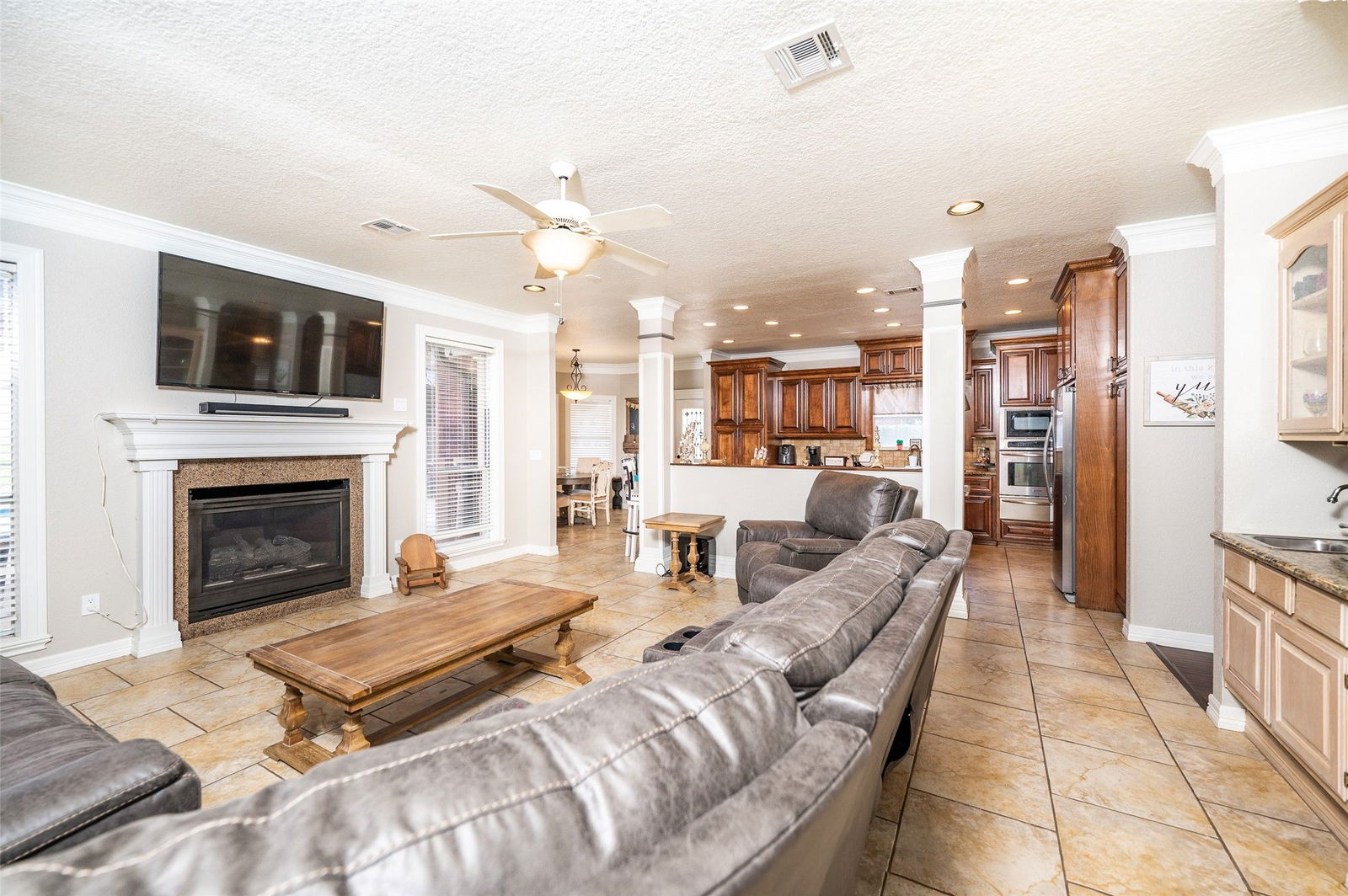 Real estate property located at 214 River Oaks, Brazoria, Lake Jackson, TX, US