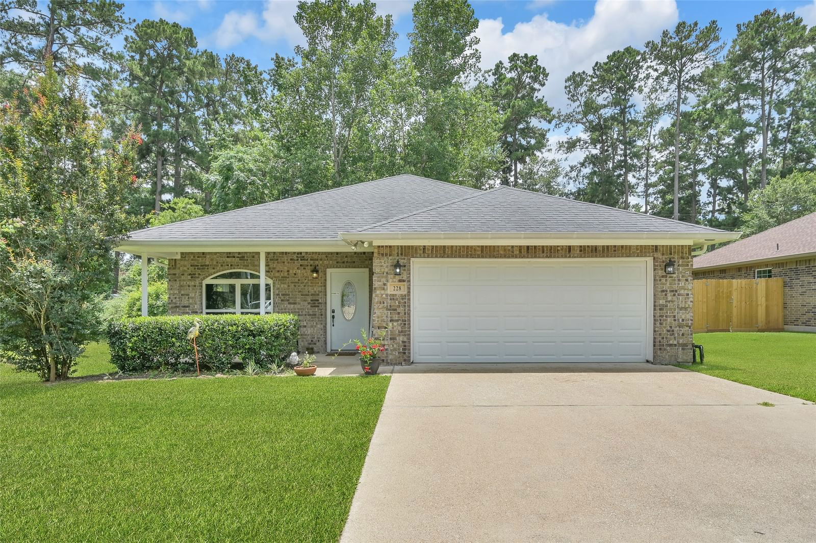 Real estate property located at 228 Green Leaf, Walker, South Park - Sec 2, Huntsville, TX, US