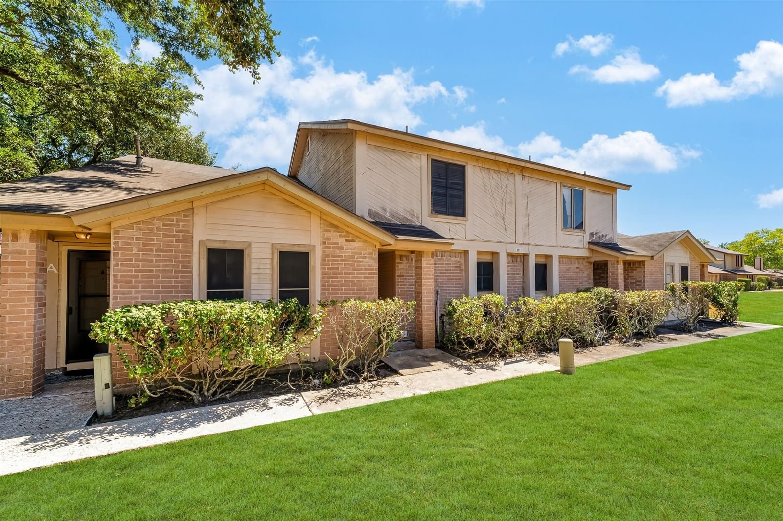 Real estate property located at 1911 Country Village B, Harris, Intercontinental Village, Humble, TX, US