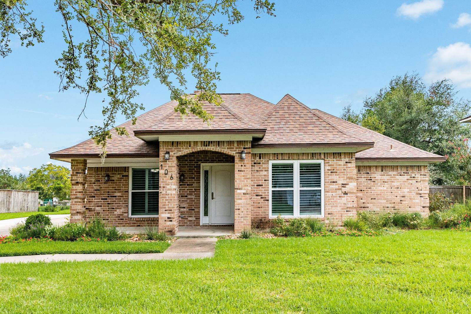 Real estate property located at 106 Scarlet Oak, Brazoria, Yaupon Place Sec 1 Lake Jacks, Lake Jackson, TX, US