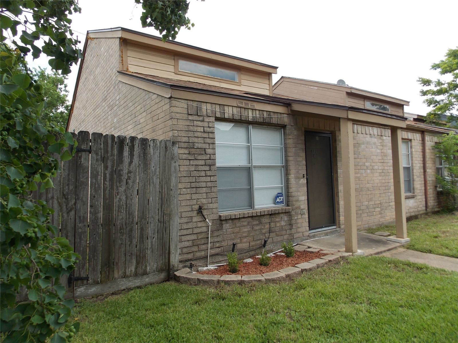 Real estate property located at 811 Buchta, Brazoria, Northview Twnhs Angleton, Angleton, TX, US