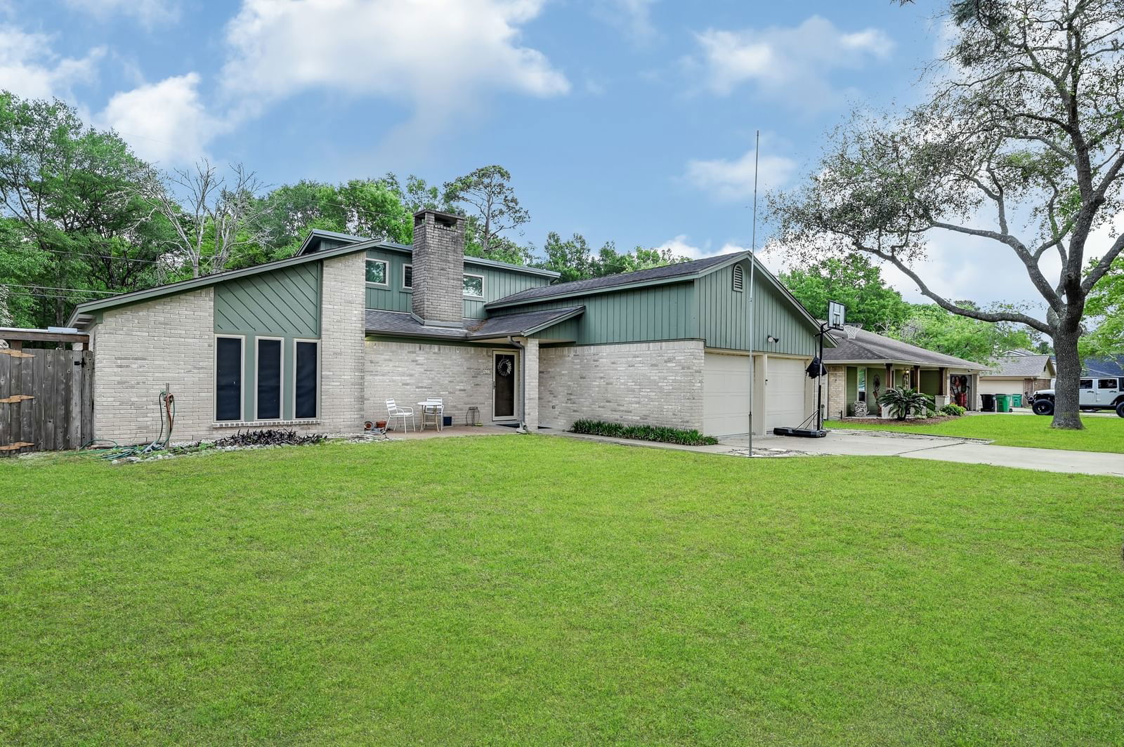 Real estate property located at 9611 Forest Hollow, Chambers, Pinehurst Sub, Baytown, TX, US