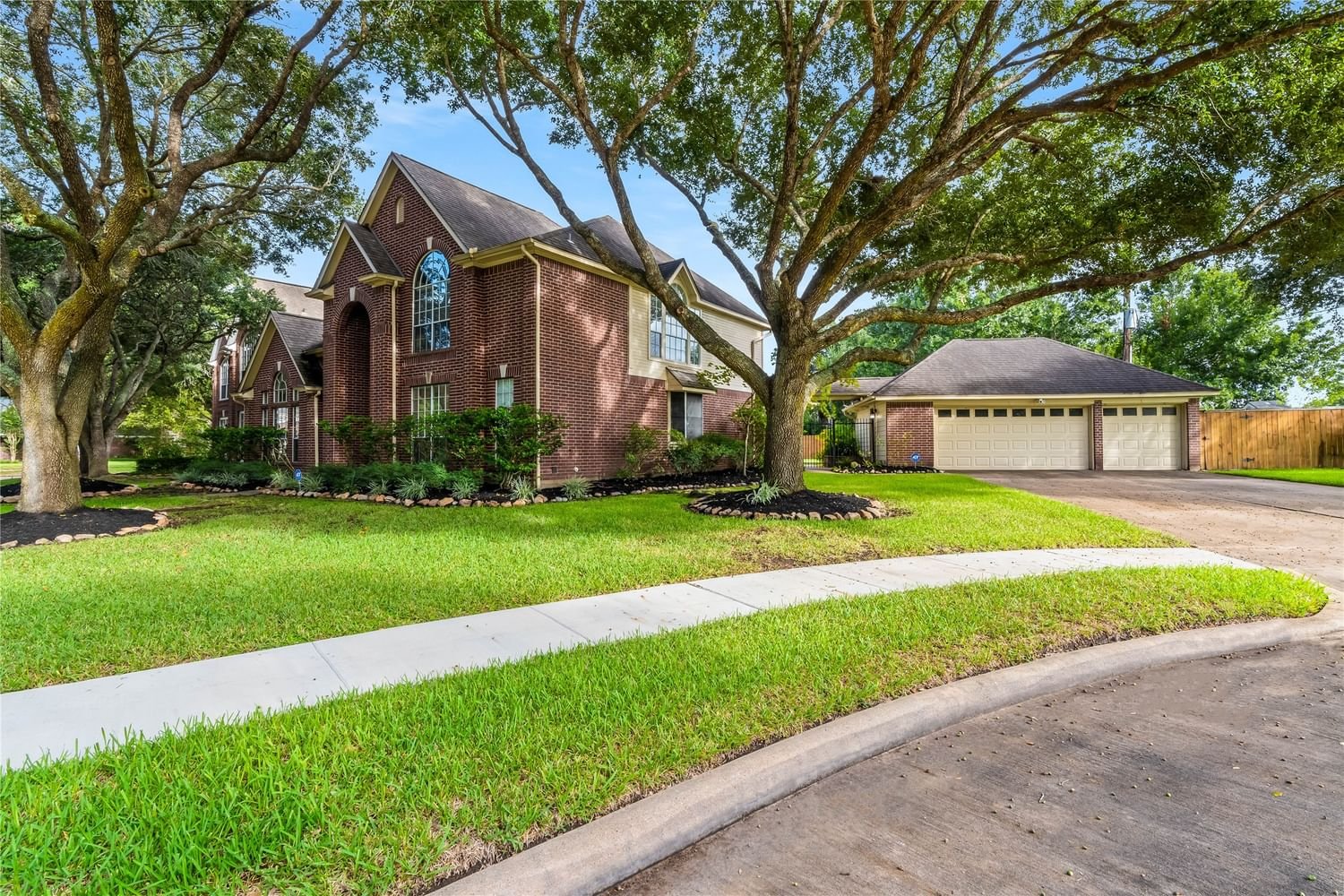 Real estate property located at 1010 Quiet Glen, Fort Bend, Greatwood Glen Sec 1, Sugar Land, TX, US