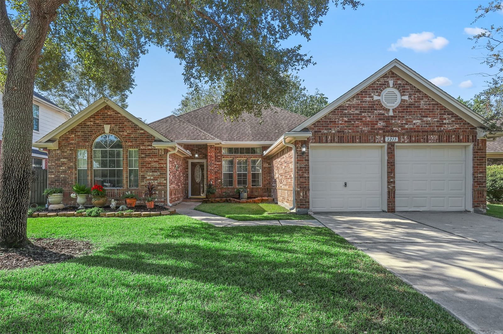 Real estate property located at 3211 Signal Hill, Harris, Heritage Park Sec 20, Friendswood, TX, US