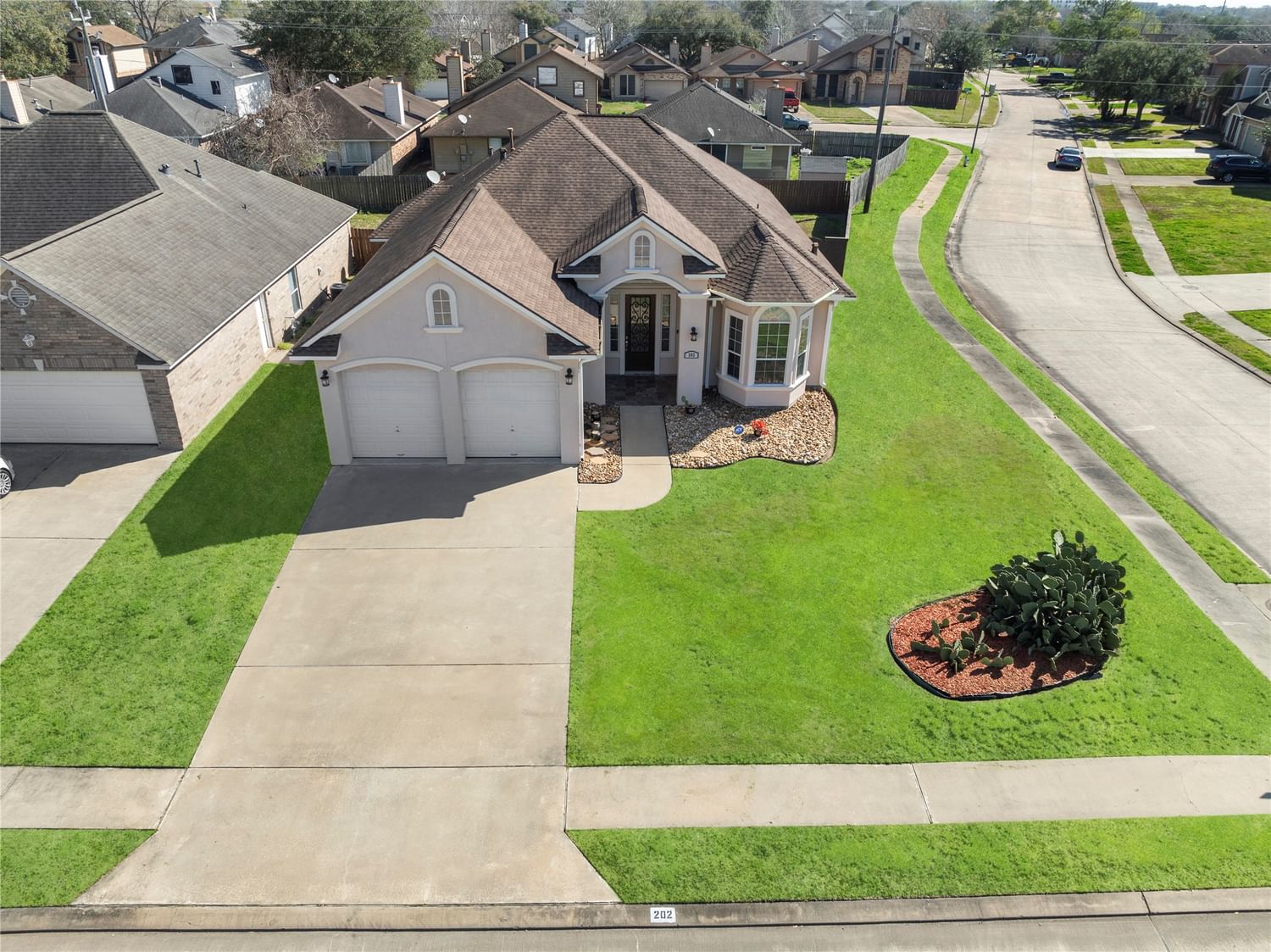 Real estate property located at 202 Majestic Oak, Brazoria, Majestic Oaks, Lake Jackson, TX, US