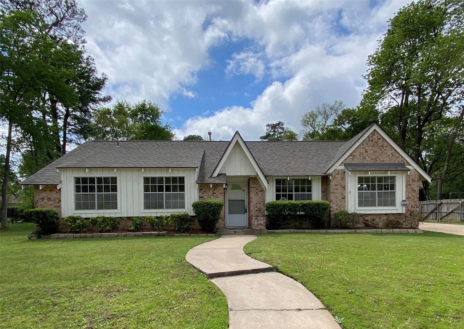 Real estate property located at 216 Hickory, Walker, Forest Hills - Twnhms, Huntsville, TX, US
