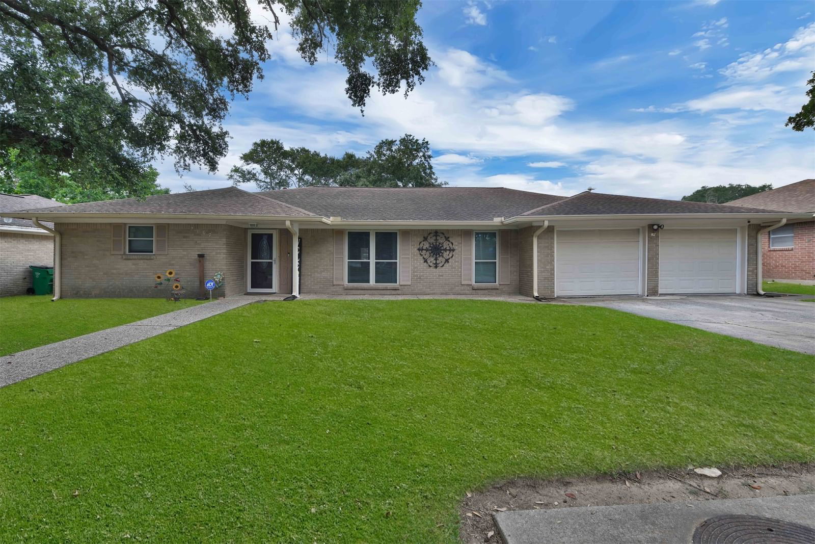 Real estate property located at 2107 Mockingbird, Harris, Eva Maude Sec 05 R/P, Baytown, TX, US