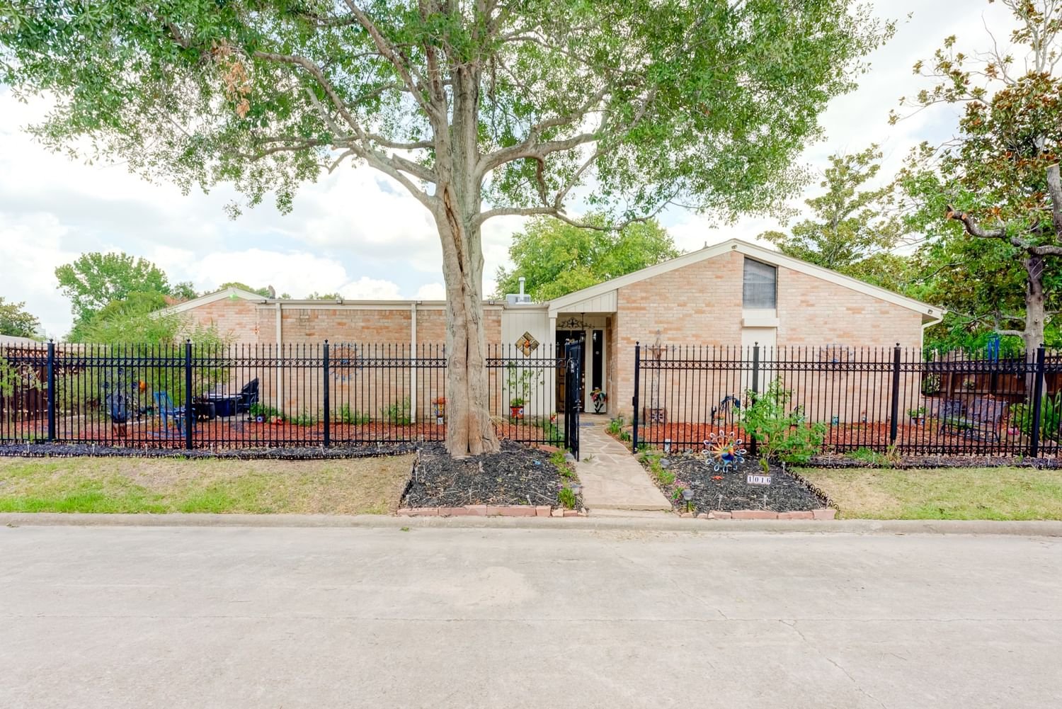 Real estate property located at 1016 Fleetwood Place, Harris, Fleetwood Sec 04 R/P, Houston, TX, US
