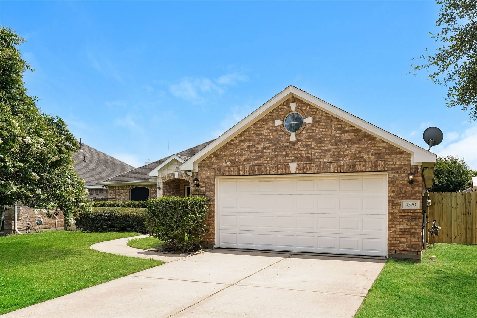 Real estate property located at 4320 Debbie, Fort Bend, Los Pinos Sec 1, Rosenberg, TX, US