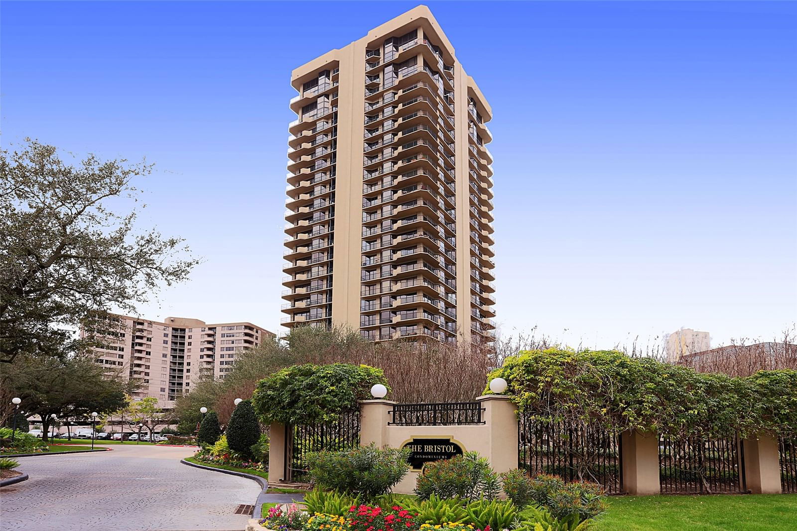 Real estate property located at 3350 Mccue #902, Harris, Bristol Condominiums, Houston, TX, US