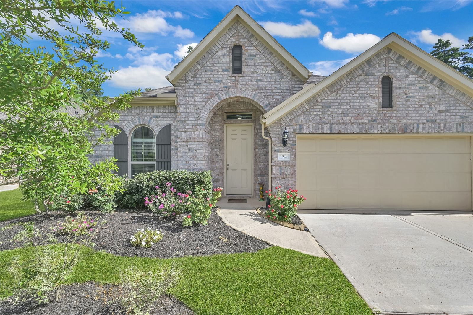 Real estate property located at 124 N CADENCE HILLS LOOP, Montgomery, The Woodlands Hills, Willis, TX, US