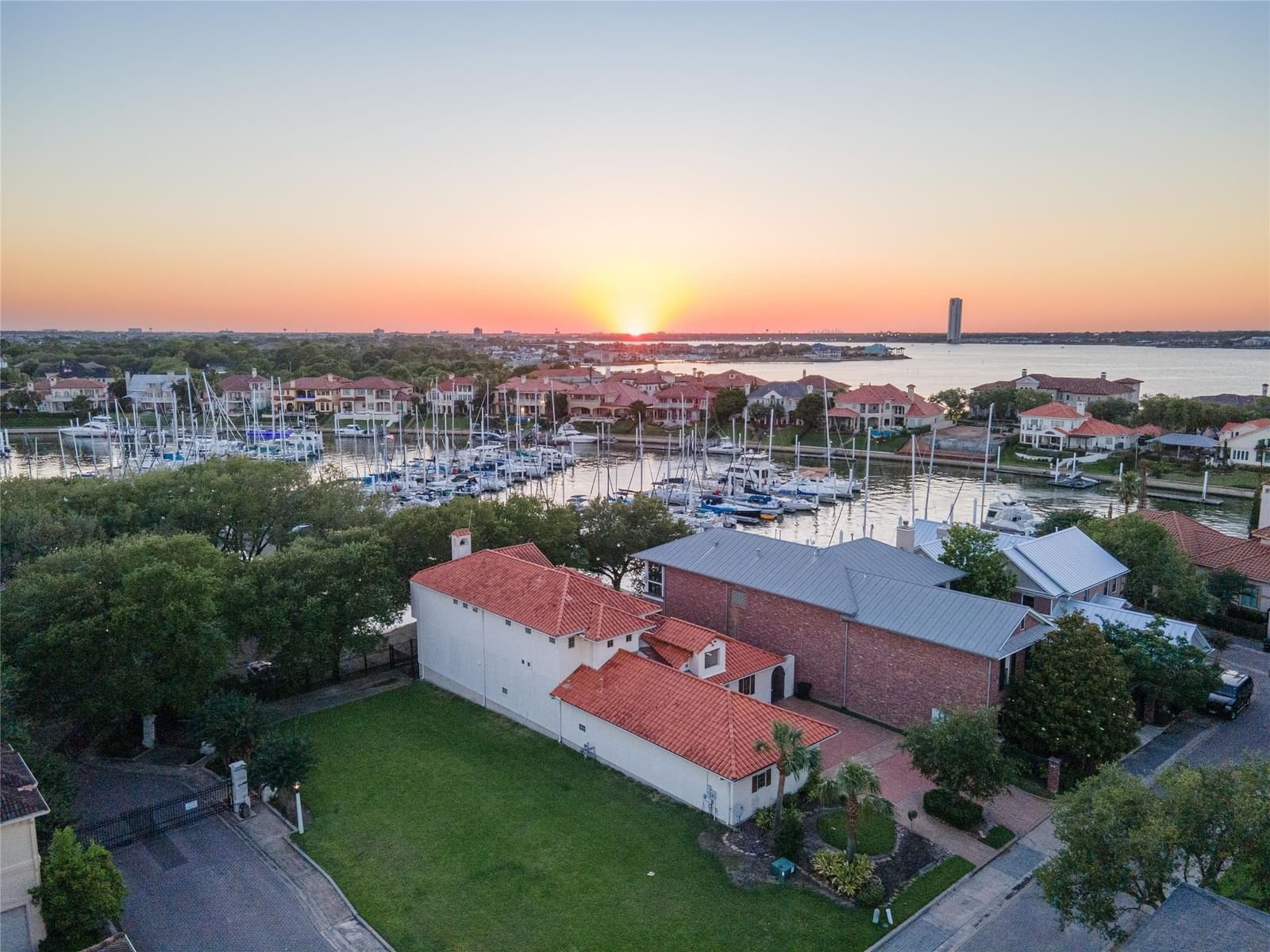 Real estate property located at 19 Mariners, Galveston, Waterford Point 91, Kemah, TX, US