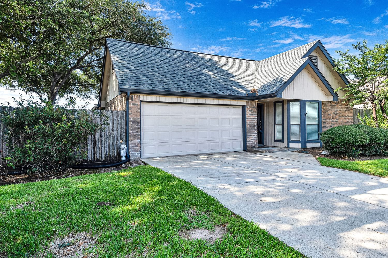 Real estate property located at 11903 Meadow Crest, Fort Bend, Meadowglen, Meadows Place, TX, US