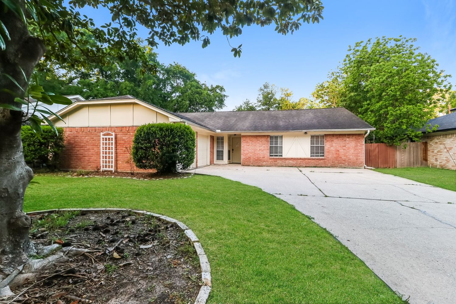 Real estate property located at 25215 Lynbriar, Harris, Lexington Woods Sec 06, Spring, TX, US