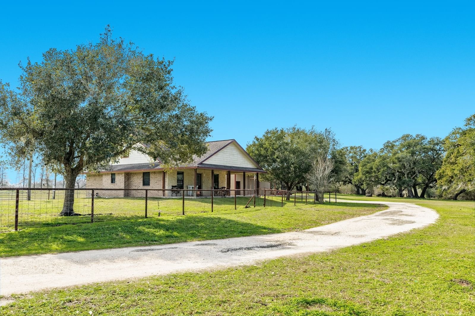 Real estate property located at 322 County Road 467, Brazoria, Hogg, West Columbia, TX, US